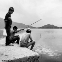 Everydaylife: Children fishing during shutdown (location: Dal Lake, Srinagar)